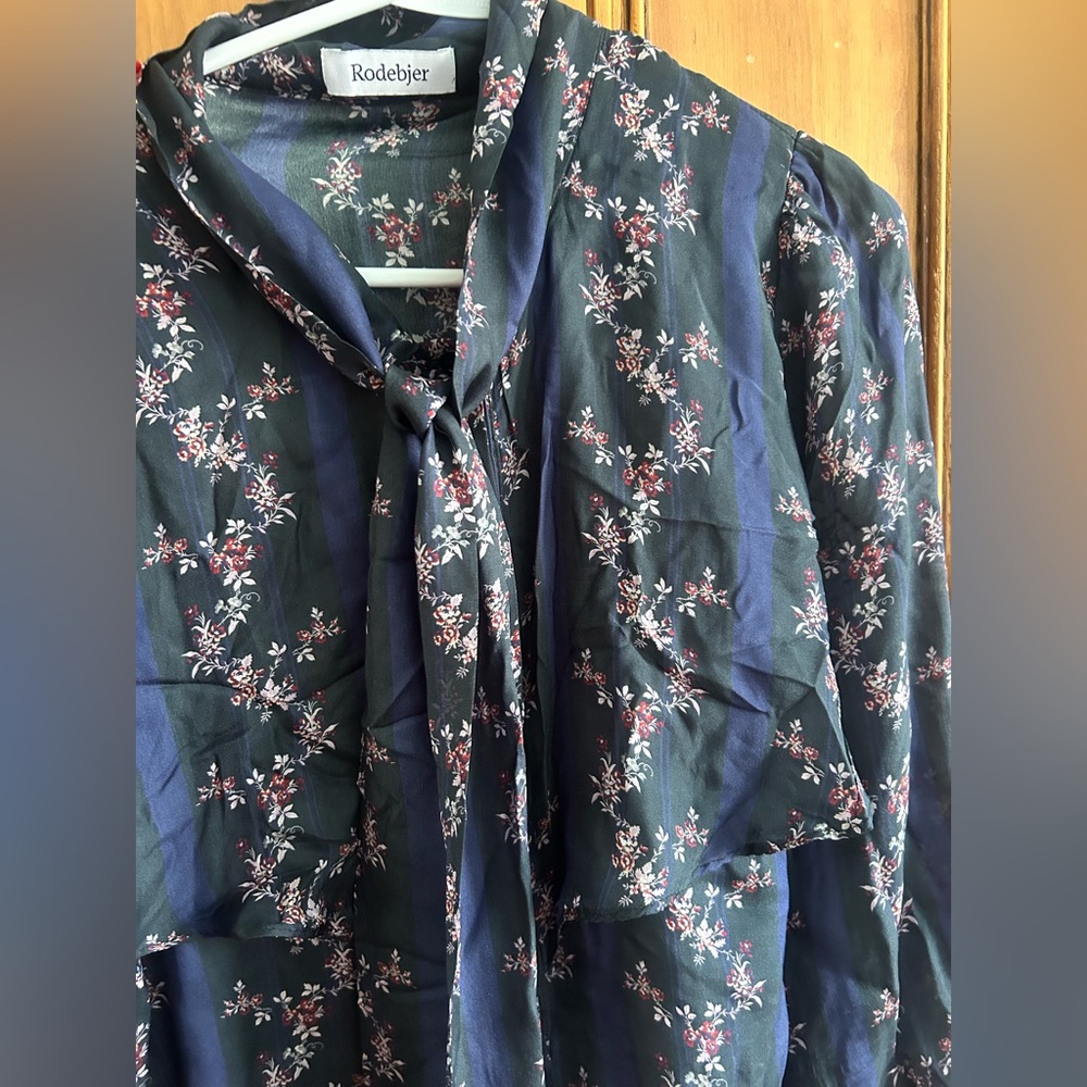 Rodebjer Floral Navy silk Blouse size small - Picture 2 of 4